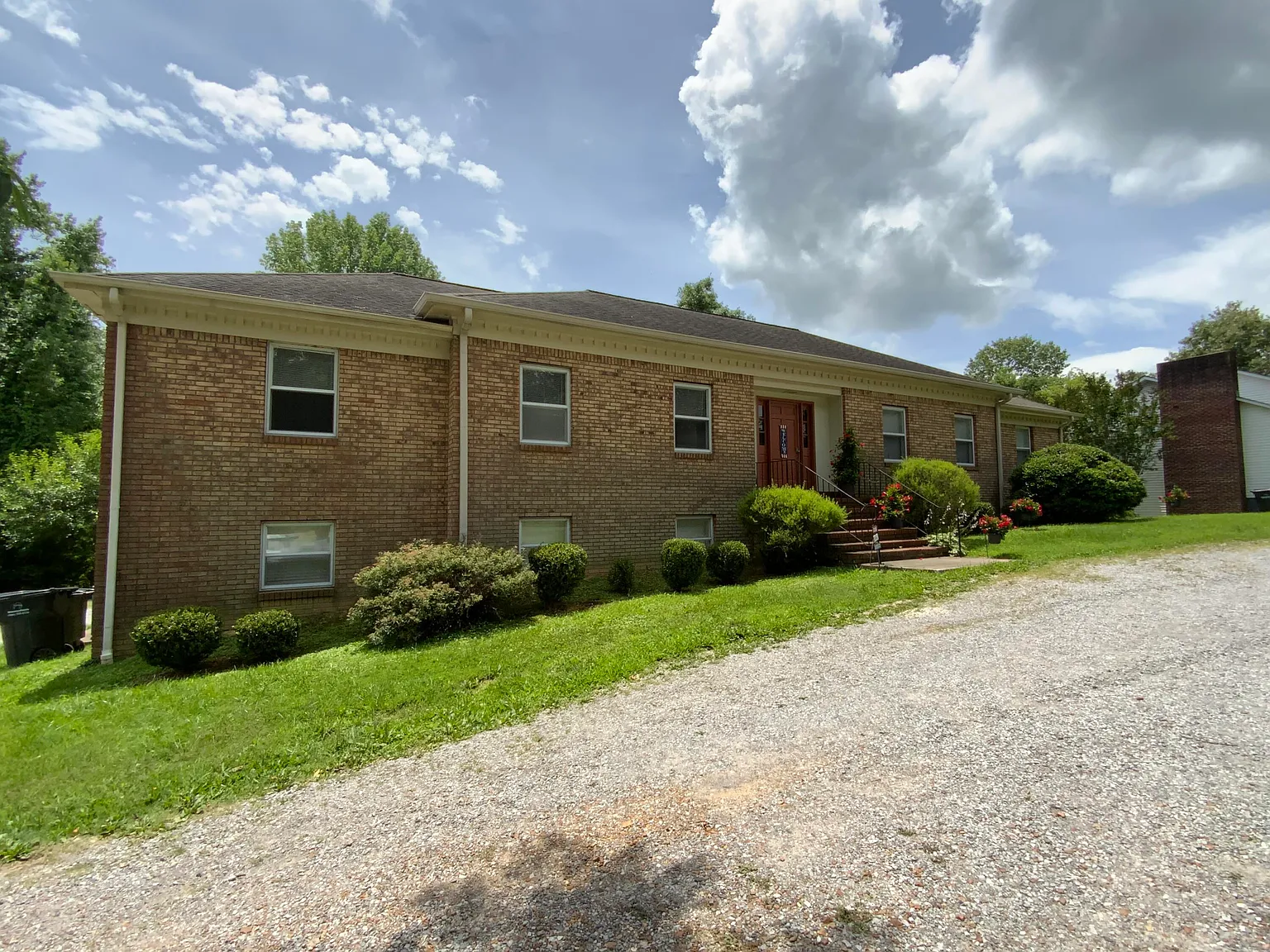 2 bed, 1.0 bath, 987 sqft, $975 — Photo 2