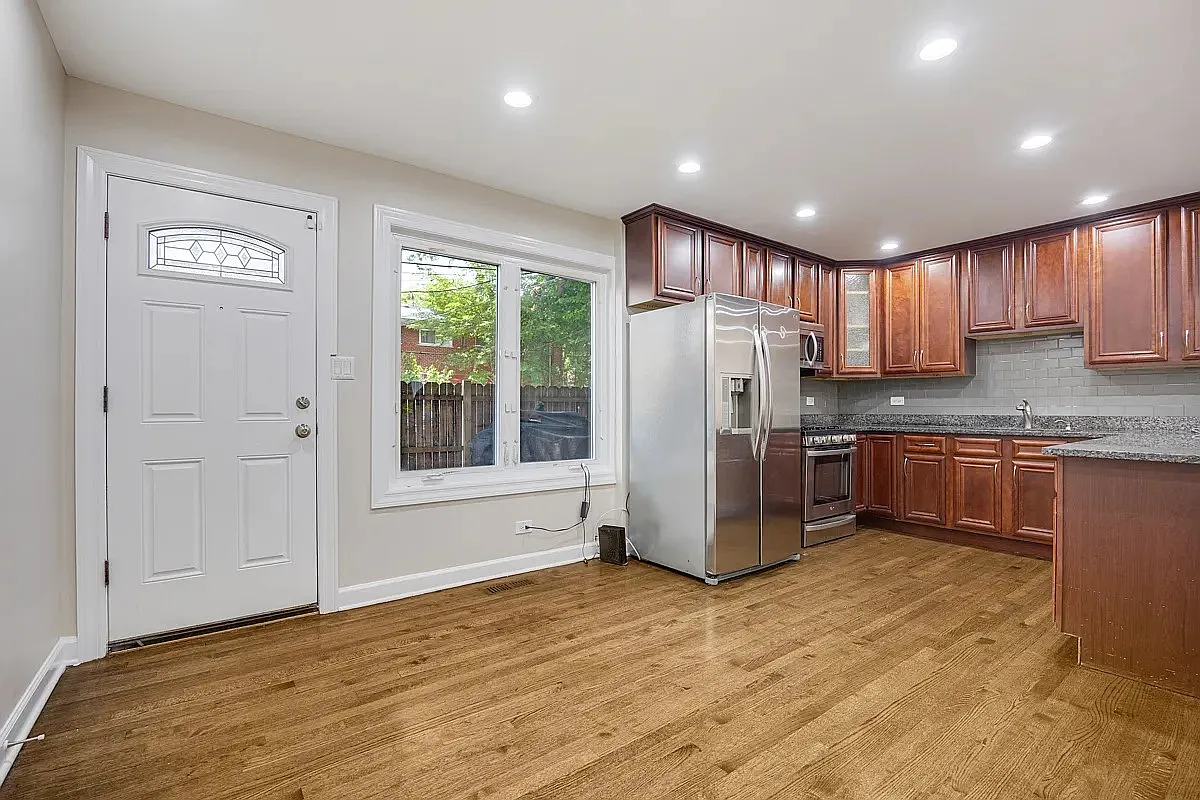 1715 West Thome Avenue - 1 — Photo 3