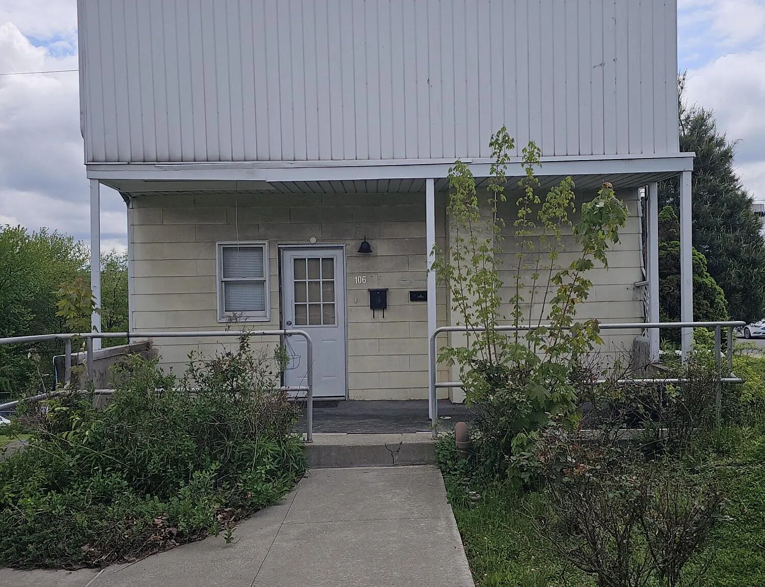 4 bed, 1.0 bath, 1100 sqft, $1,500 — Photo 1