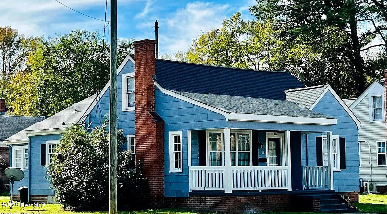 5 bed, 4.5 bath, 2025 sqft, $2,700 — Photo 2