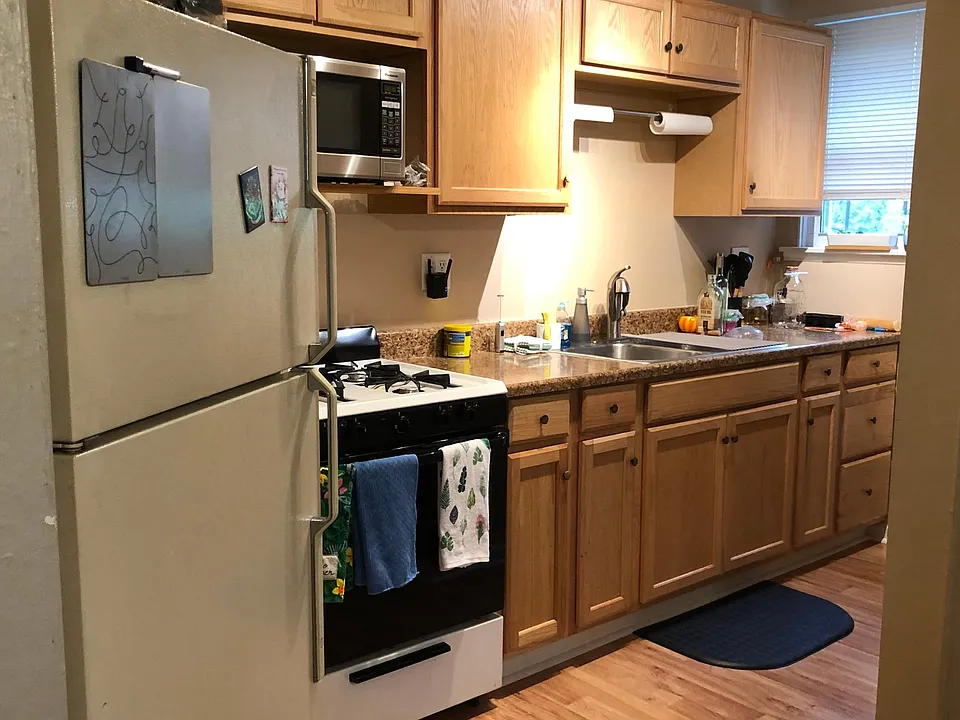 1148 Greenfield Ave #4