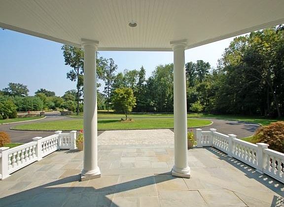 Long view of front yard and private cul-de-sac from grand entry
