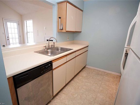 3rd image of 1017 Villas Ct