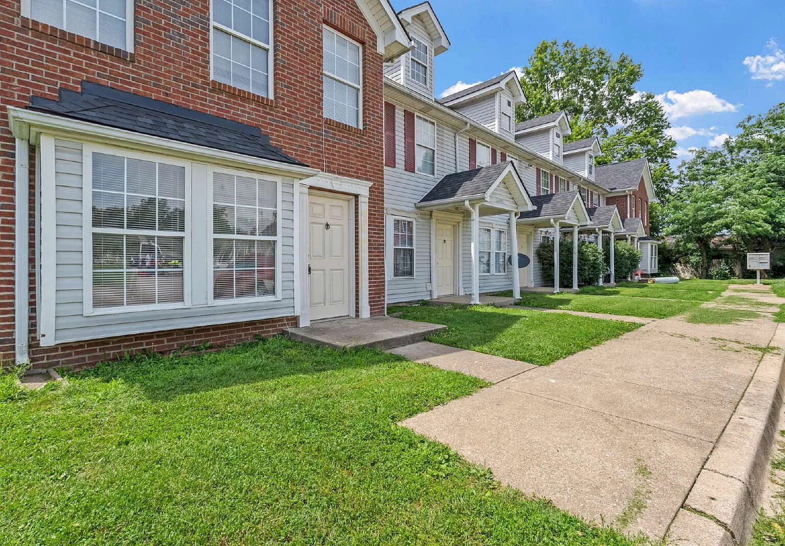 3 bed, 1.5 bath, 1360 sqft, $1,900 — Photo 2