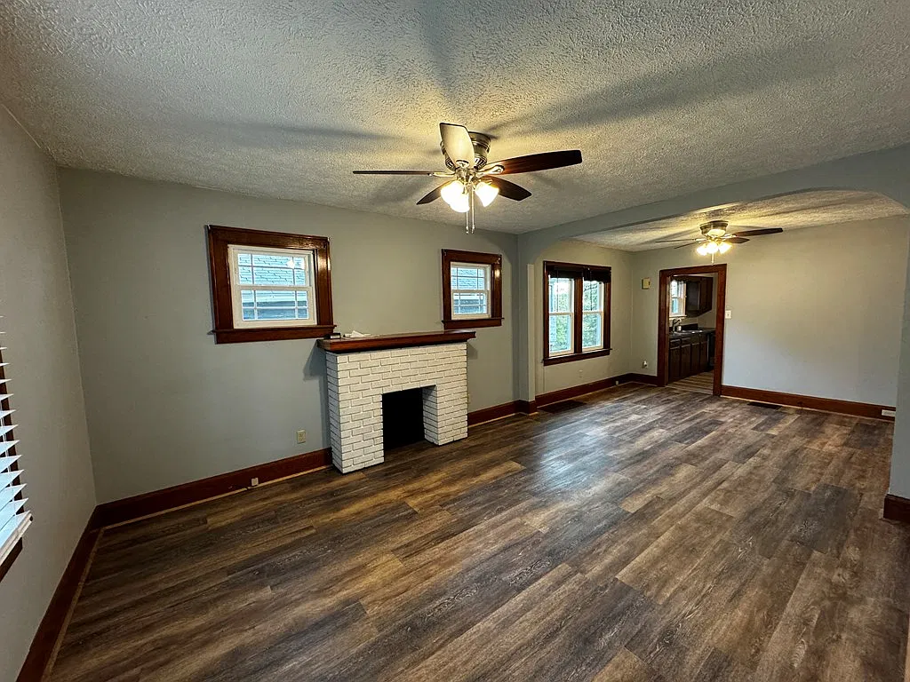 3 bed, 1.0 bath, 834 sqft, $1,200 — Photo 3