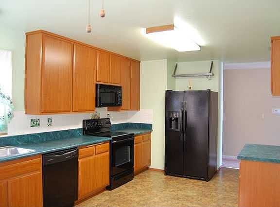 NICE, LARGE KITCHEN WITH NEW APPLIANCES
