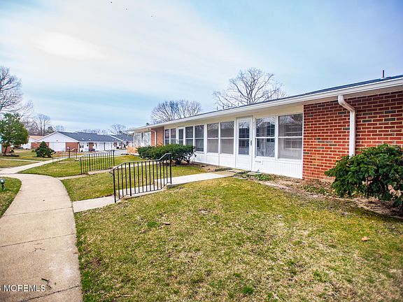4th image of 827c Balmoral Court