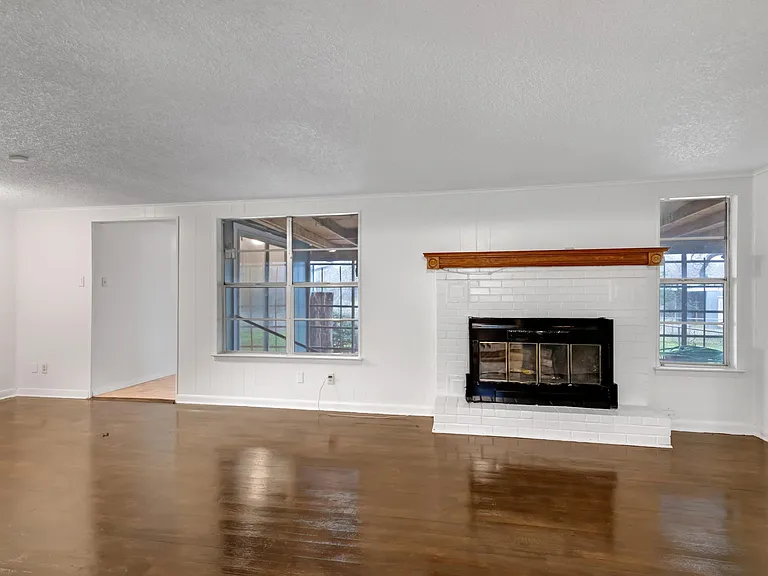 410 Shady Ln — Photo 6