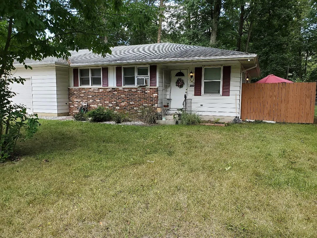 2324 Lima Ln APT B photo 1