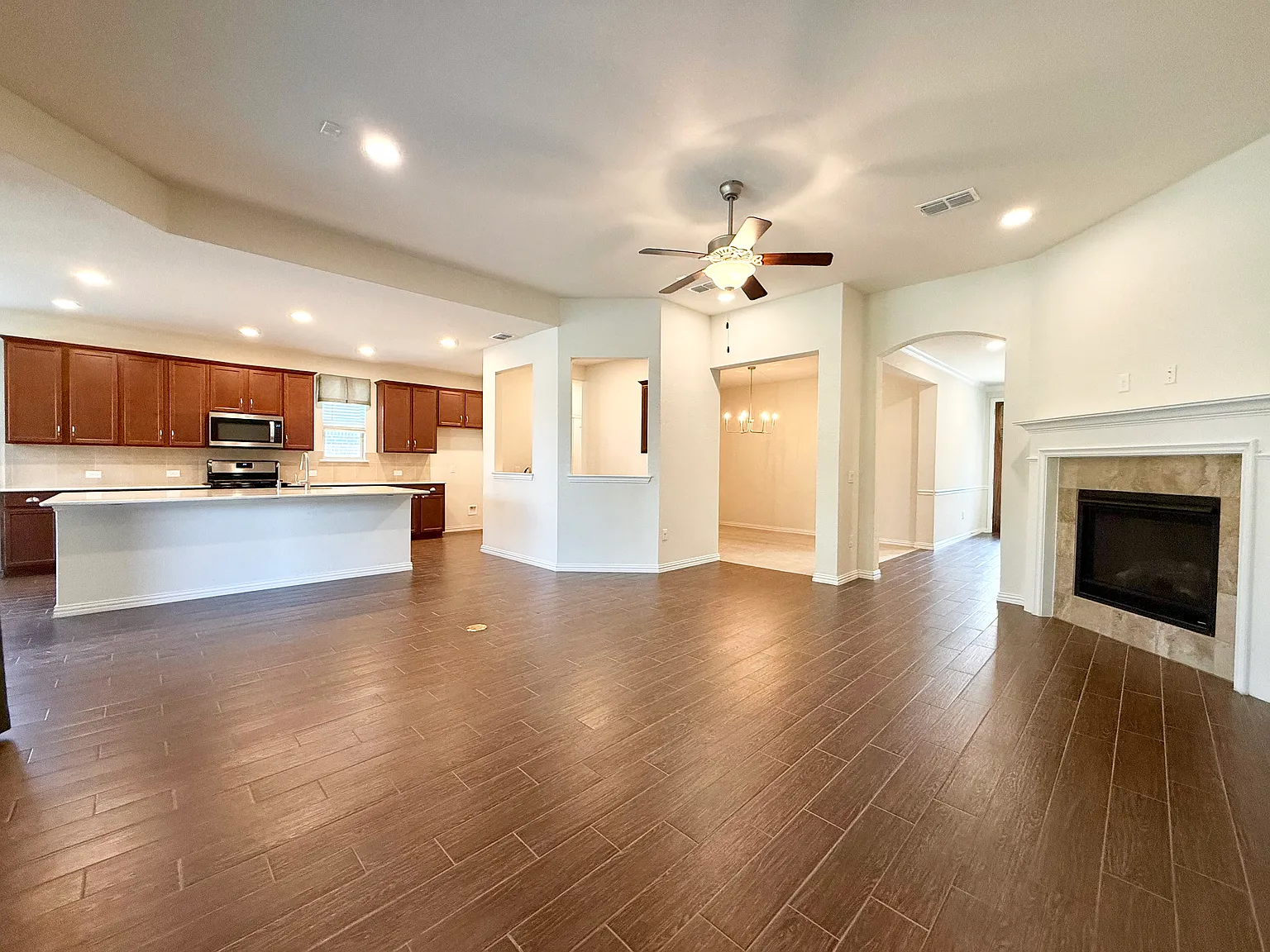4 bed, 3.5 bath, 3283 sqft, $3,995 — Photo 4