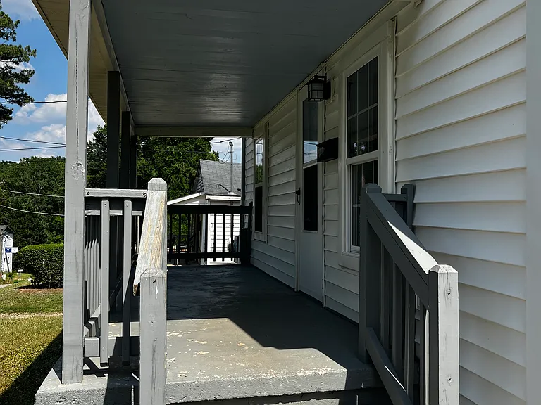 206 E College St — Photo 3