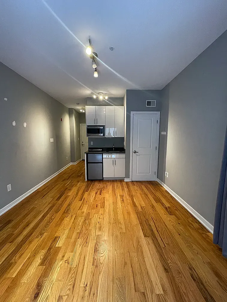 Studio, $875 — Photo 2