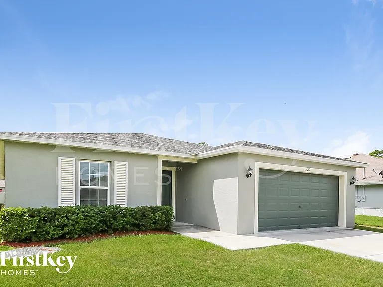 1682 SW Crawford Ave — Photo 3