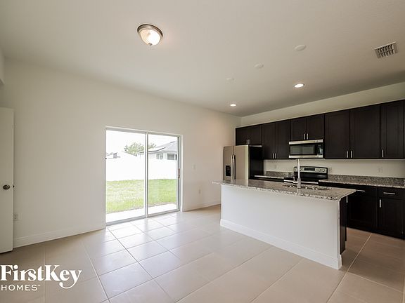 5th image of 318 Aster Ct W