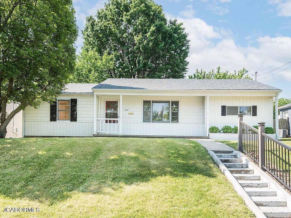 1st image of 2227 Oakview Dr