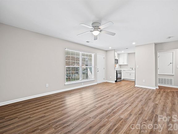 3rd image of 4605 Coronado Dr APT P