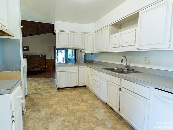 5th image of 28650 Rosslyn Ave