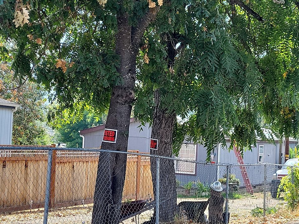 2nd image of 210 SE Ronald St