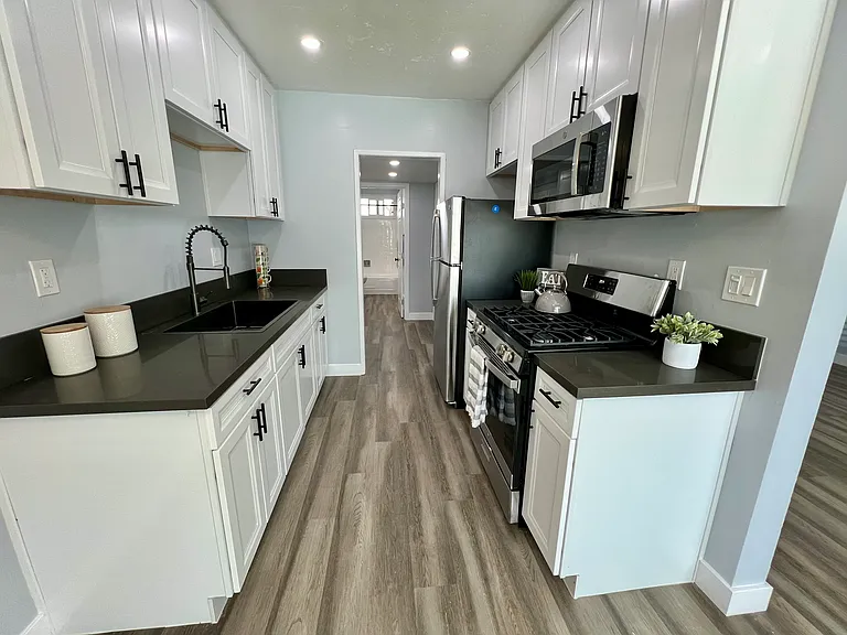 Welcome to Pacific View Apartments — Photo 3