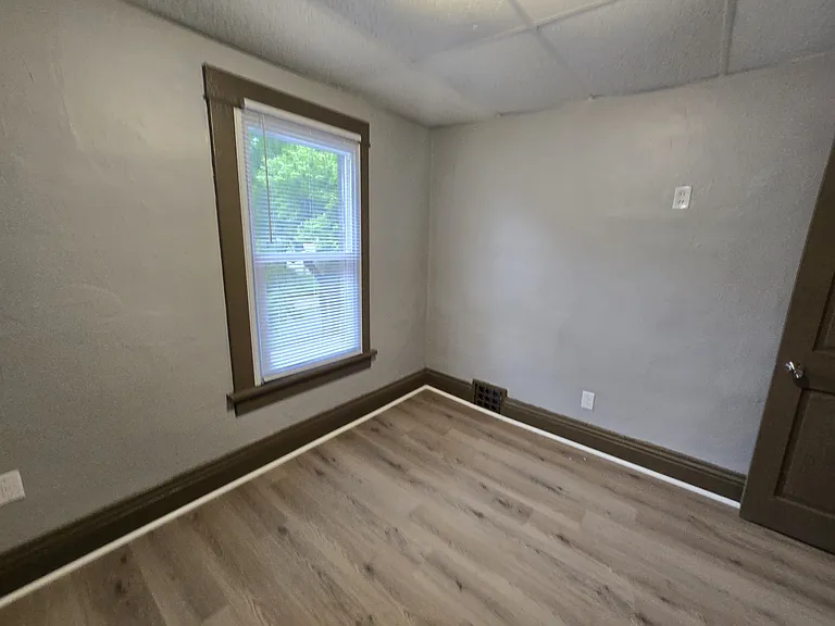 419 Bratnober St — Photo 13