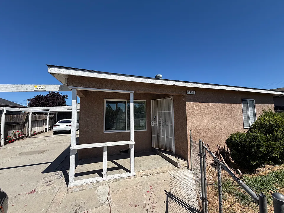 Front unit: driveway, front yard