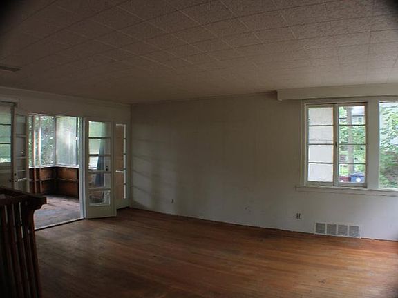 5th image of 1533 Broadway St