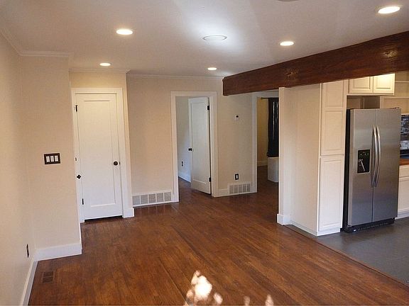 4th image of 826 N Poinsettia Dr