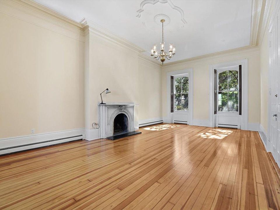 Living room not virtually staged