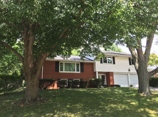 206 Parkview Dr, Bloomington, IL