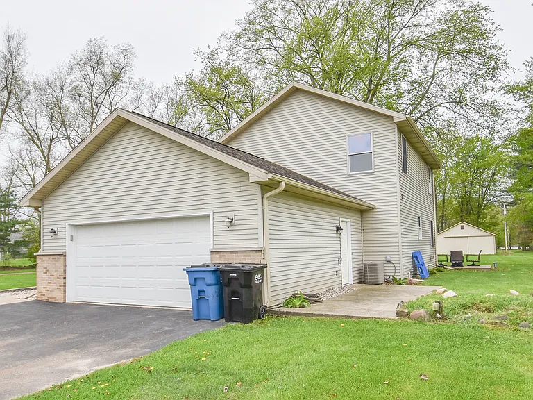 912 Miller Dr — Photo 3