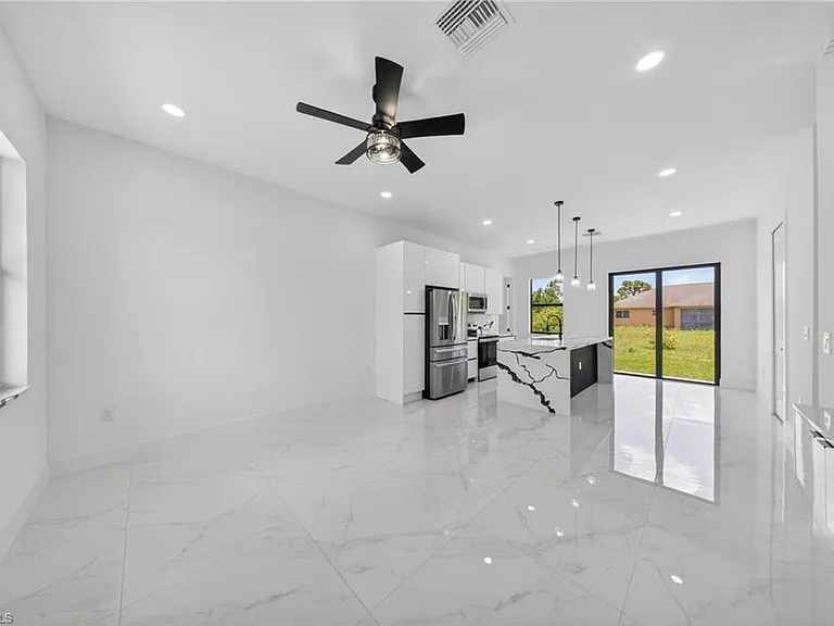 1213 Dodwin St E — Photo 10