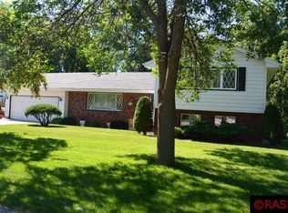 109 Eastwood Dr, Mankato, MN 56001