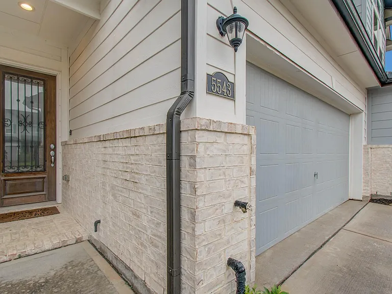 5543 Evanston Ln — Photo 2