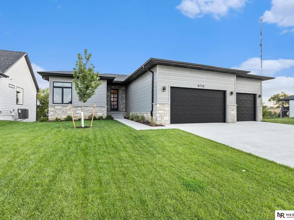8710 Dragonfly Ln, Lincoln, NE 68526