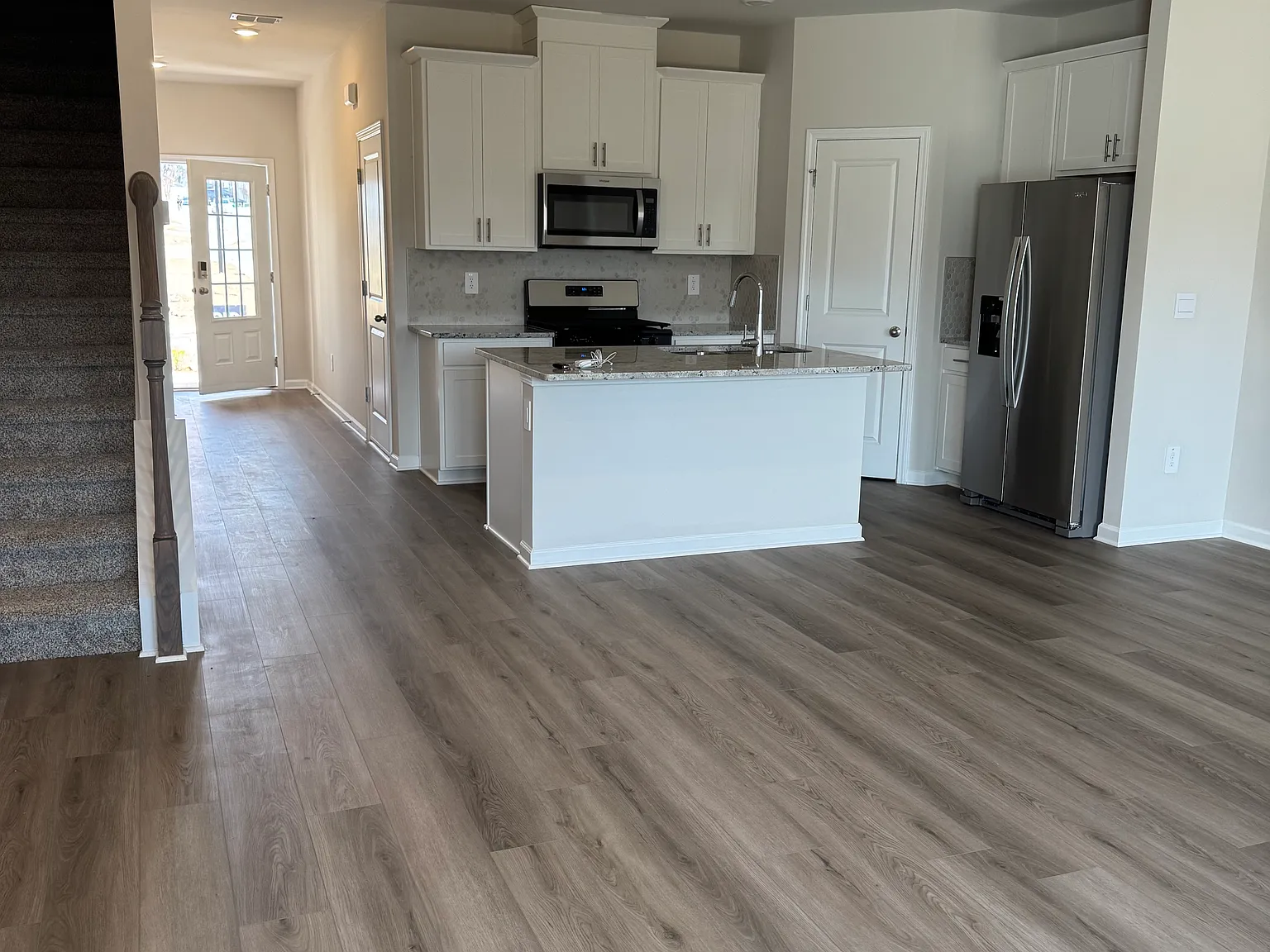 3 bed, 2.5 bath, 1600 sqft, $2,300 — Photo 2