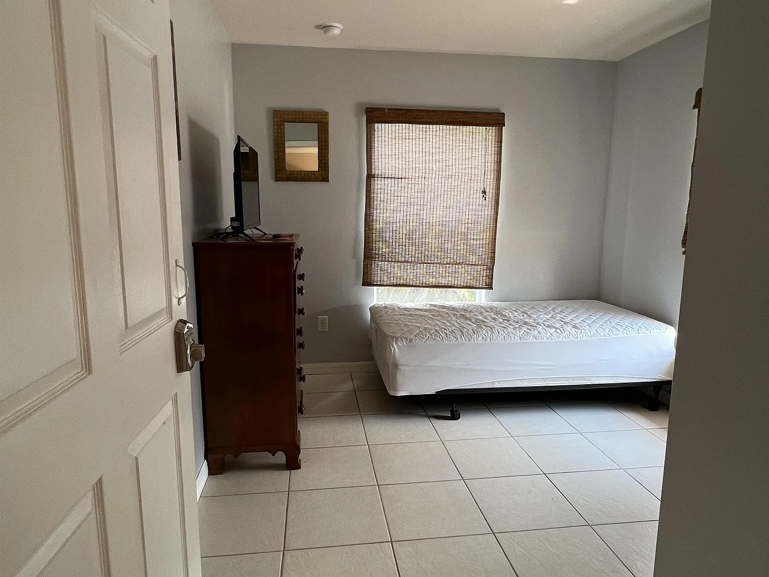 2925 Montclaire Ave Duplex - Unit B RM # 1 — Photo 2