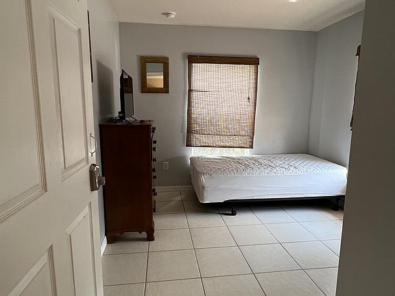 2nd image of 2925 Montclaire Ave #B