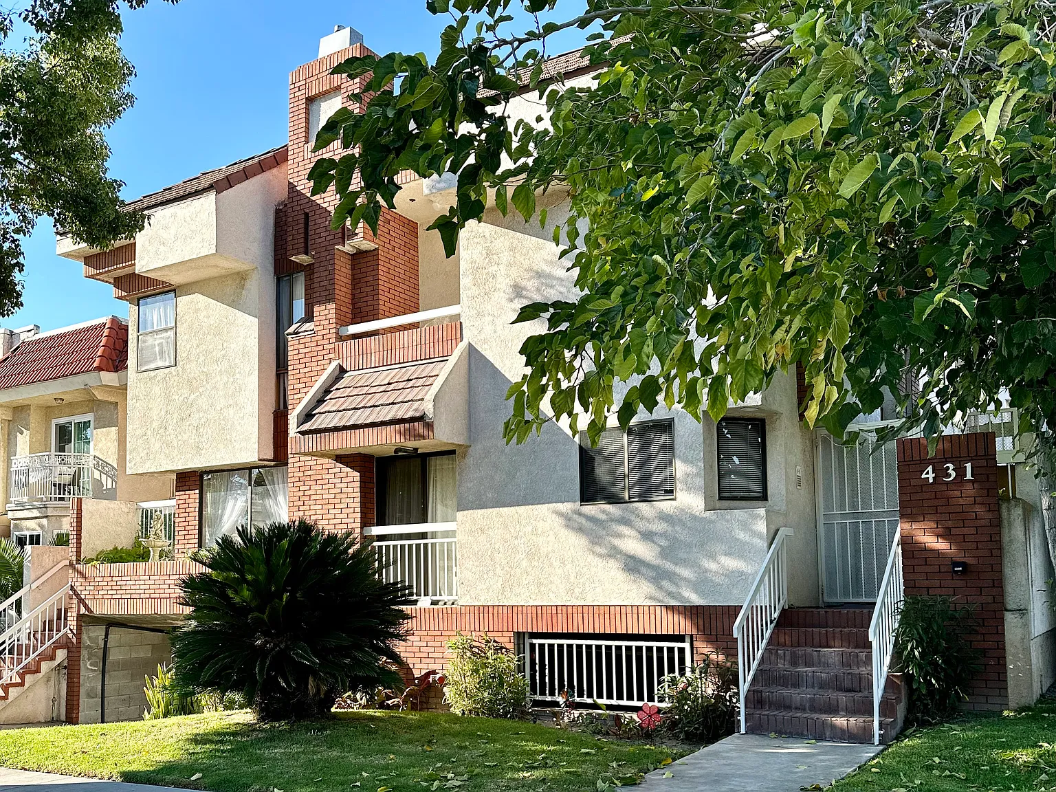 431 W Lexington Dr — Photo 2