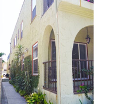 3rd image of 606 N Sycamore Ave