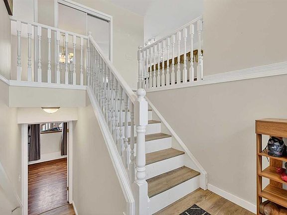 4th image of 1175 N Strathcona Rd