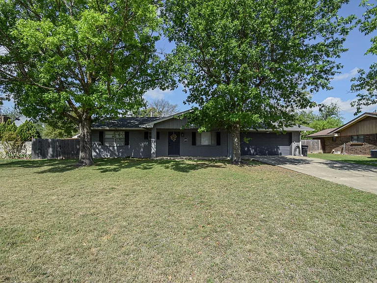 205 Tanglewood Rd — Photo 3