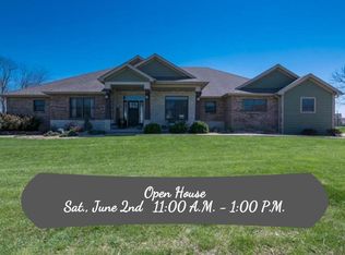 11 Willow Creek Dr, Highland, IL 62249
