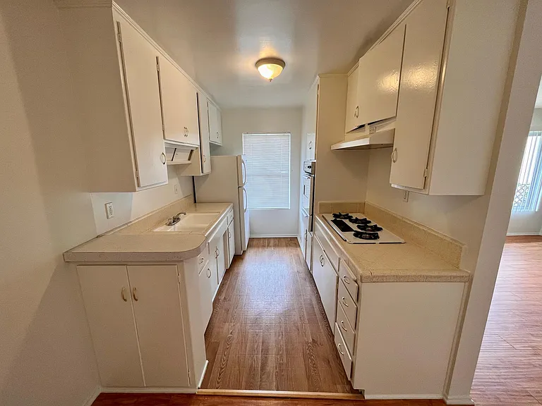 2215 N Beachwood Dr #205 — Photo 6