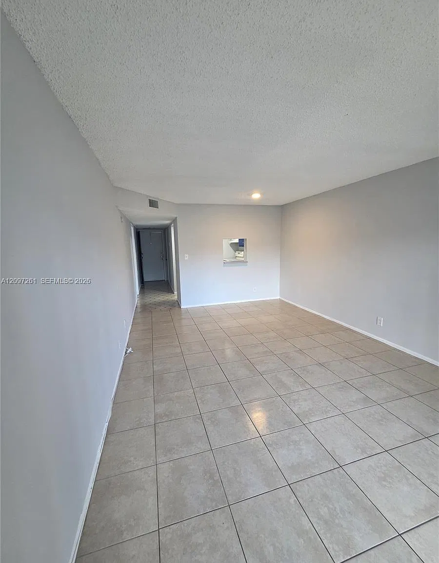 Versailles Gardens Condo — Photo 4