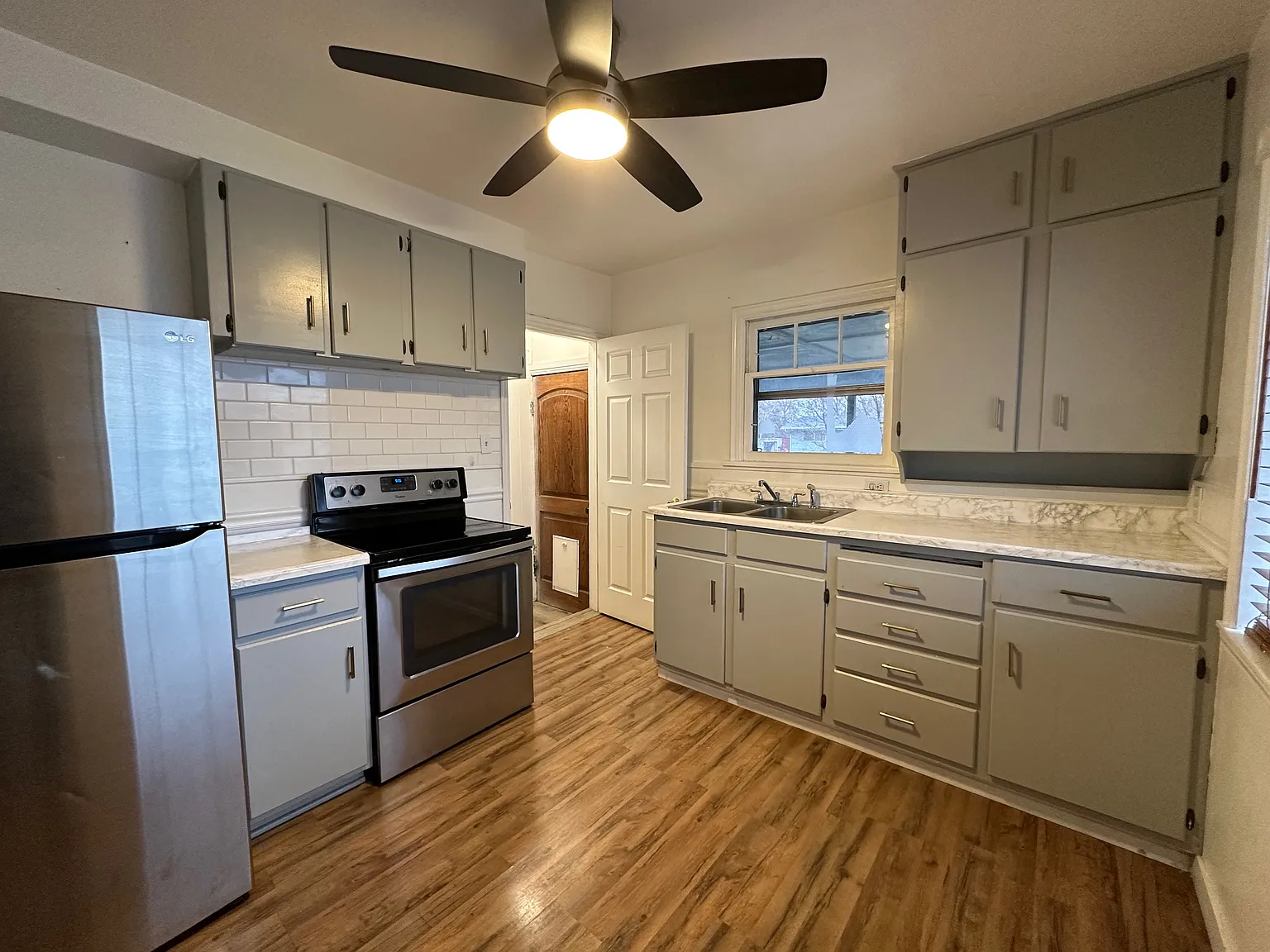 5 bed, 2300 sqft, $2,350 — Photo 2
