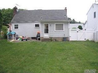 111 Maeder Ave, Merrick, NY 11566