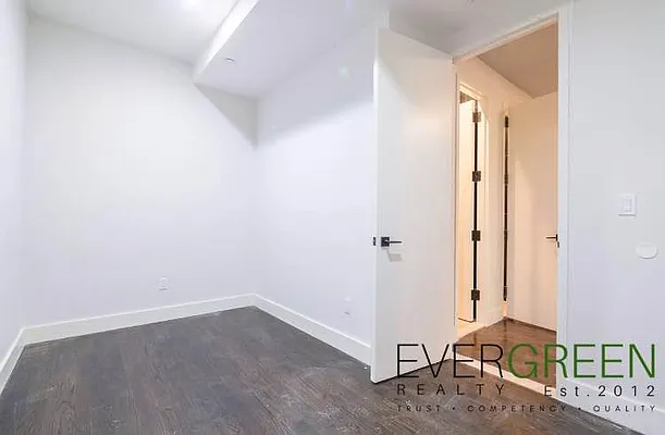 Rented by Evergreen Apartments BK | media 6