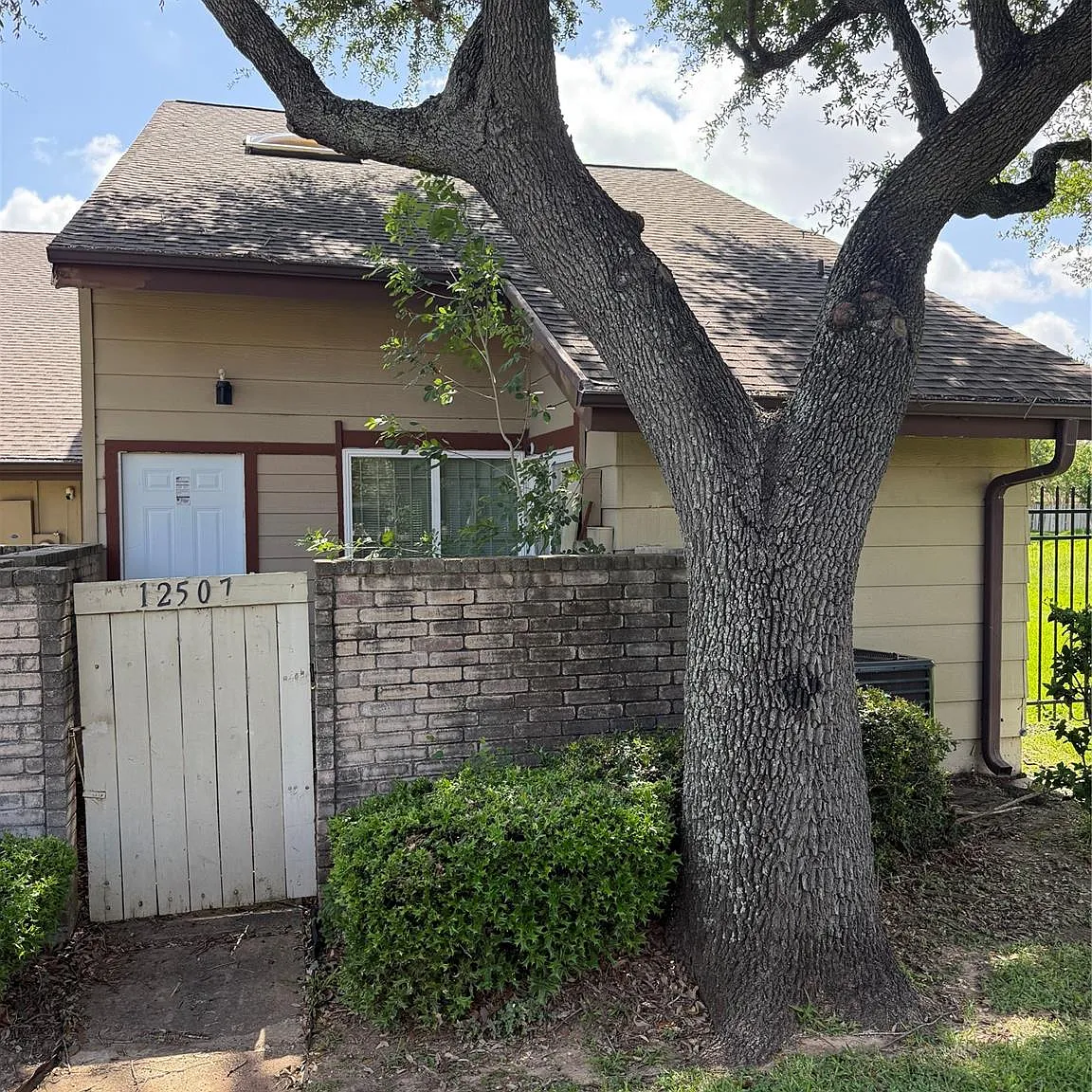 3 bed, 2.0 bath, 1264 sqft, $1,900 — Photo 2