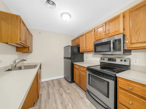 3 Bartemus Trail #202, Nashua, NH 03063