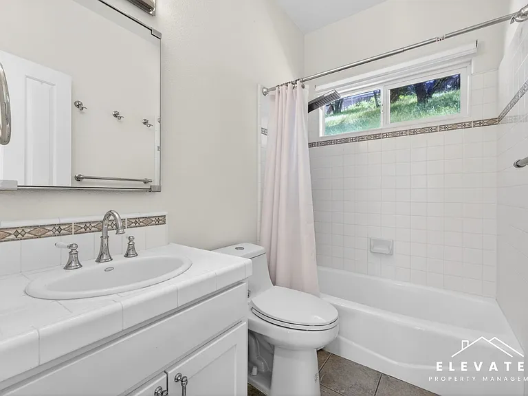 9400 Chalk Hill Rd — Photo 28